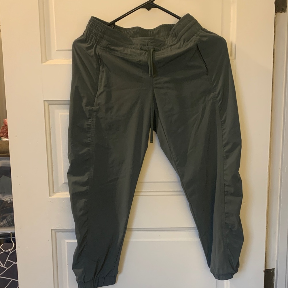 Athleta La Viva Capri Jogger Pants in Color Forest Green Women’s Size 0